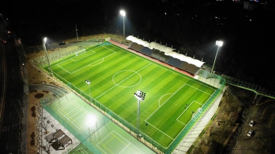 Soccer pitch and tennis courts on one lighting bus