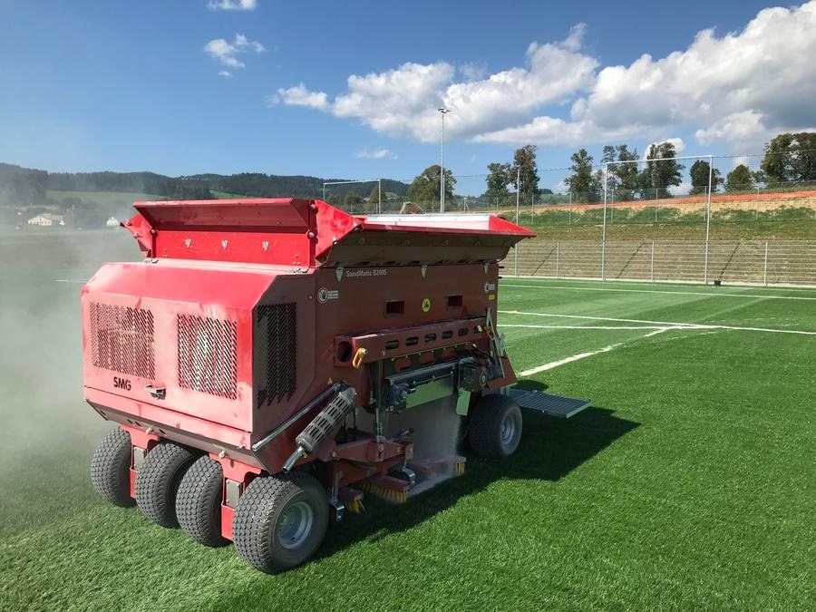 SandMatic B2005 infill spreader